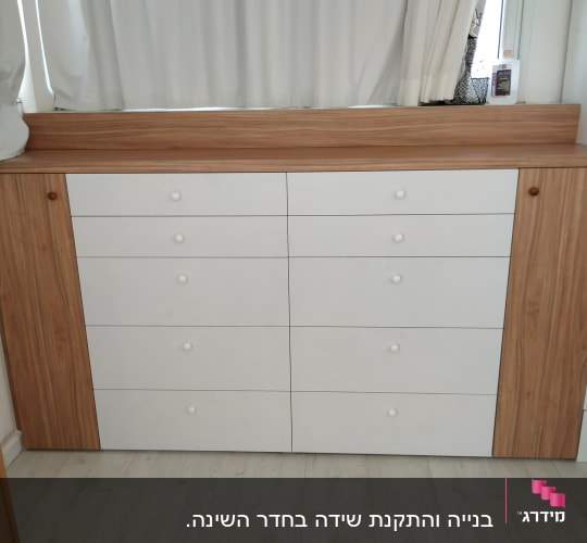 שידה מעץ עם מגירות לבנות וידיות עגולות